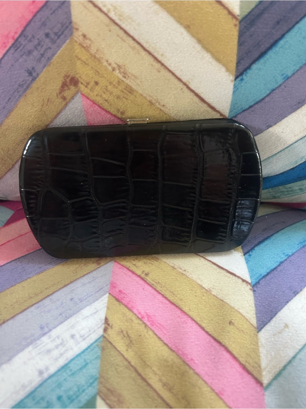 Black Croc Embossed Hard Case Wallet Push Lock Frame Clutch - Picture 2 of 3